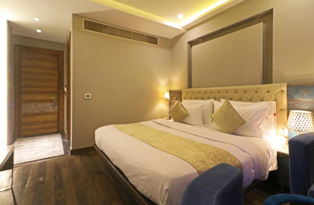 The Ivy Grand Hotel In City Centre With Free Secured Parking New Delhi Bagian luar foto