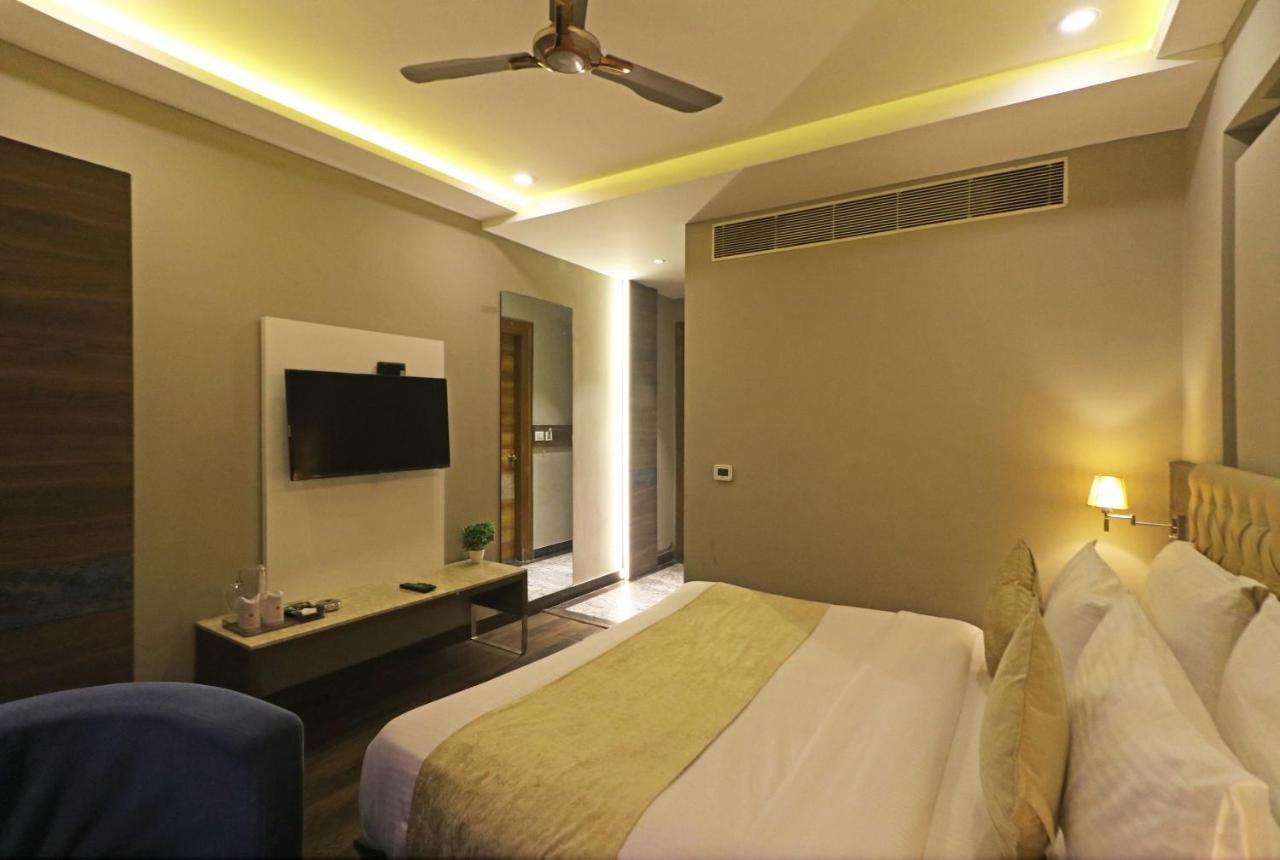 The Ivy Grand Hotel In City Centre With Free Secured Parking New Delhi Bagian luar foto