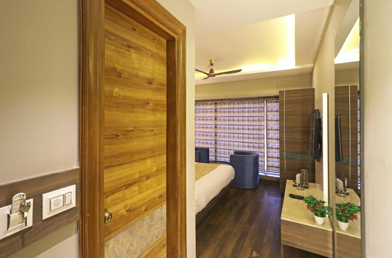 The Ivy Grand Hotel In City Centre With Free Secured Parking New Delhi Bagian luar foto