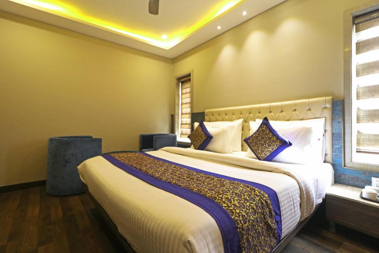 The Ivy Grand Hotel In City Centre With Free Secured Parking New Delhi Bagian luar foto