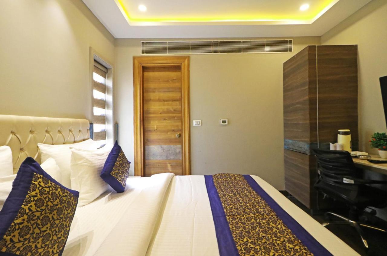 The Ivy Grand Hotel In City Centre With Free Secured Parking New Delhi Bagian luar foto