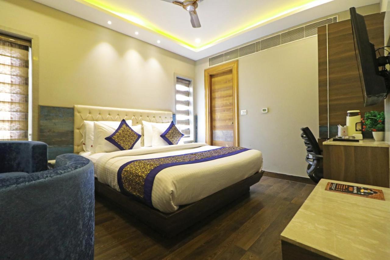 The Ivy Grand Hotel In City Centre With Free Secured Parking New Delhi Bagian luar foto