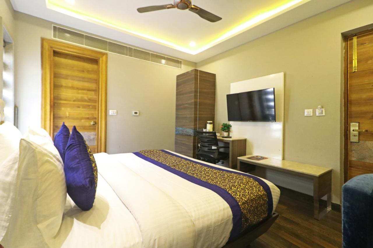 The Ivy Grand Hotel In City Centre With Free Secured Parking New Delhi Bagian luar foto
