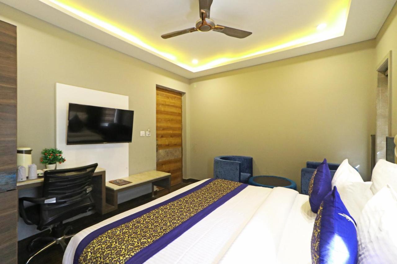 The Ivy Grand Hotel In City Centre With Free Secured Parking New Delhi Bagian luar foto